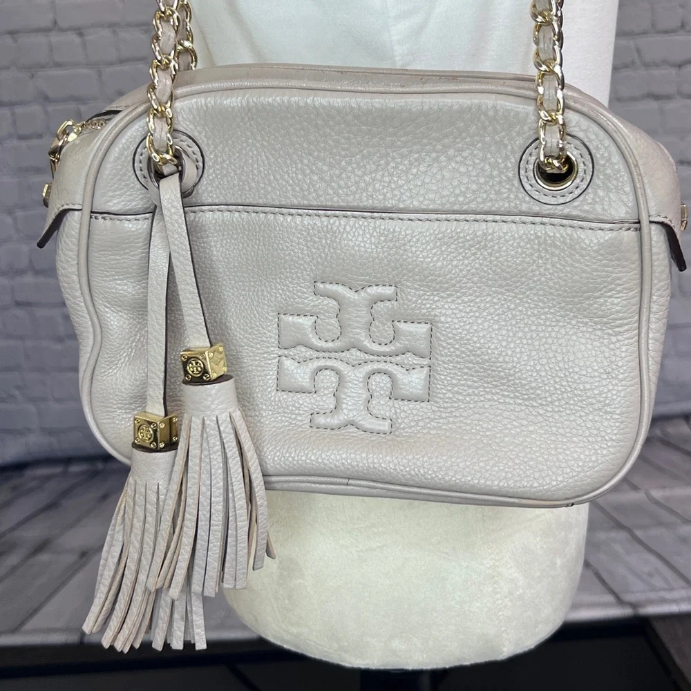 Tory Burch Pebbled Leather Shoulder Bag in Light Gray with Gold Hardware - Picture 4 of 15